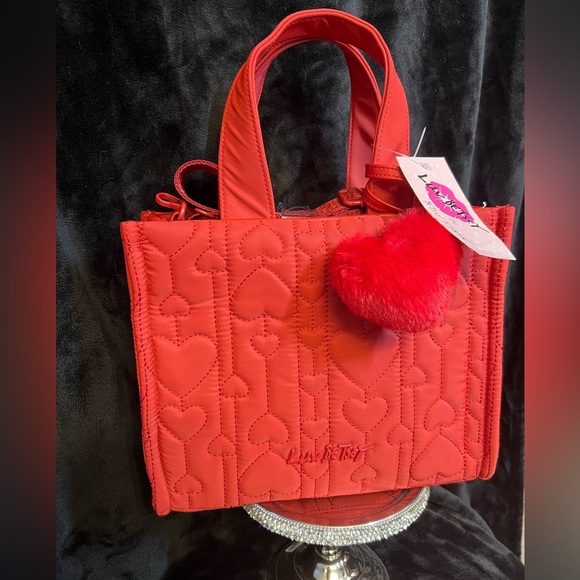 ❤️NWT-BETSEY JOHNSON, LUV BETSEY
RED QUILTED HEART TOTE WITH FUR BALL KEYCHAIN❤️ - Picture 4 of 12